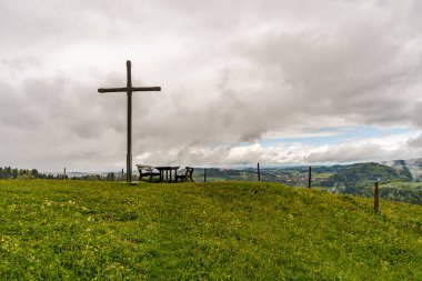 Imberg Nagelfluhkette 'deki Oberstaufen Steibis yakınlarında Alpenfreiheit premium yolu boyunca güzel bir dağ yürüyüşü.