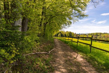 Markdorf yakınlarındaki Gehrenberg 'de Constance Gölü' ndeki yürüyüş parkurunun muhteşem manzarası.