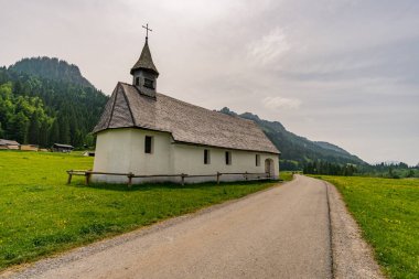 Avusturya Vorarlberg yakınlarındaki Schoenenbach yakınlarında güzel dairesel yürüyüş yolu.