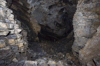Avusturya, Vorarlberg 'deki Schoenenbach yakınlarındaki Schneckenloch karst mağarasının heybetli kaya salonları.