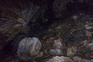 Avusturya, Vorarlberg 'deki Schoenenbach yakınlarındaki Schneckenloch karst mağarasının heybetli kaya salonları.
