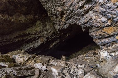 Avusturya, Vorarlberg 'deki Schoenenbach yakınlarındaki Schneckenloch karst mağarasının heybetli kaya salonları.