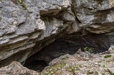Avusturya, Vorarlberg 'deki Schoenenbach yakınlarındaki Schneckenloch karst mağarasının heybetli kaya salonları.