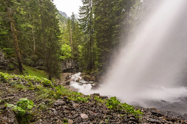 Krásné Vodopády Horské Řeky Blízkosti Schneckenloch Jeskyně Schoenebachu Vorarlbergu Rakousko — Stock fotografie