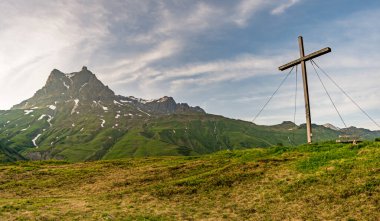 Avusturya 'nın Vorarlberg kentindeki Grosser Widderstein' in aşağısındaki Hochtannbergpass 'ta güzel bir akşam ortamı.