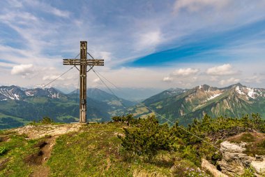 Avusturya 'nın Vorarlberg kentindeki Damuels Faschina yakınlarında Blasenka ve Seewaldsee' de güzel bir dağ yürüyüşü.