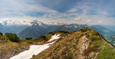 Avusturya 'nın Vorarlberg kentindeki Damuels Faschina yakınlarında Blasenka ve Seewaldsee' de güzel bir dağ yürüyüşü.