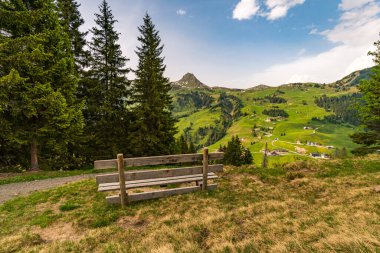 Avusturya 'nın Vorarlberg kentindeki Hochblanken sırtı boyunca Damuels yakınlarında güzel bir dağ yürüyüşü.