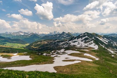 Avusturya 'nın Vorarlberg kentindeki Hochblanken sırtı boyunca Damuels yakınlarında güzel bir dağ yürüyüşü.