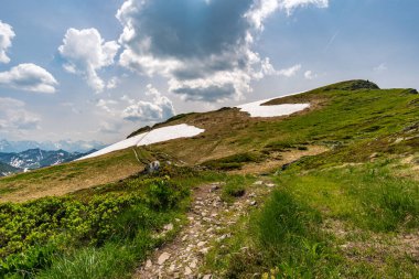 Avusturya 'nın Vorarlberg kentindeki Hochblanken sırtı boyunca Damuels yakınlarında güzel bir dağ yürüyüşü.