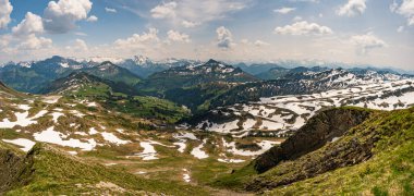 Avusturya 'nın Vorarlberg kentindeki Hochblanken sırtı boyunca Damuels yakınlarında güzel bir dağ yürüyüşü.
