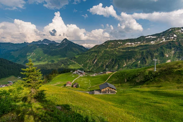 オーストリアのヴォラールベルクにあるホブランケン尾根に沿って ダミュエル近くの美しい山のハイキング — ストック写真