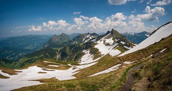 Avusturya 'nın Vorarlberg kentindeki Hochblanken sırtı boyunca Damuels yakınlarında güzel bir dağ yürüyüşü.