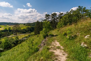 Yukarı Tuna Doğa Parkı 'nda Veringenstadt çevresinde heyecanlı bir mağara yürüyüşü.