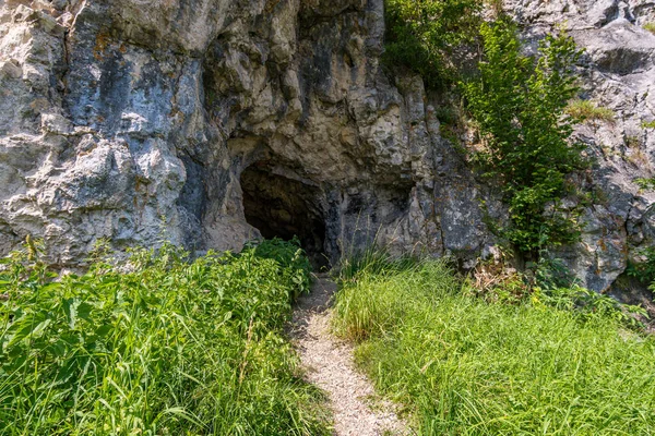 ドナウ川上流の自然公園のVeringstadt周辺のエキサイティングな洞窟ハイキング — ストック写真