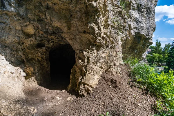 ドナウ川上流の自然公園のVeringstadt周辺のエキサイティングな洞窟ハイキング — ストック写真