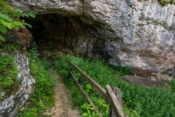 ドナウ川上流の自然公園のVeringstadt周辺のエキサイティングな洞窟ハイキング — ストック写真