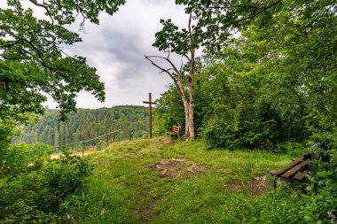 Obere Donau Doğa Parkı 'ndaki Laucherttal Doğa Koruma Alanı' nda harika bir yürüyüş.