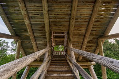 Obere Donau Doğa Parkı 'ndaki Laucherttal Doğa Koruma Alanı' nda harika bir yürüyüş.
