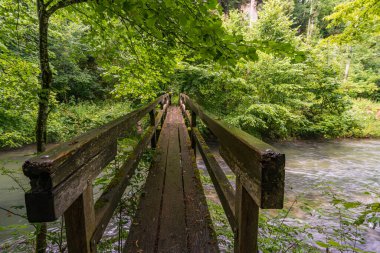 Bittelschiesser Vadisi 'nde bir sürü mağara ve Sigmaringen yakınlarındaki Laucherttal' daki tarihi Hornstein şatosu kalıntılarıyla yürüyüş yapmak.