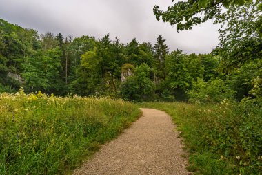 Bittelschiesser Vadisi 'nde bir sürü mağara ve Sigmaringen yakınlarındaki Laucherttal' daki tarihi Hornstein şatosu kalıntılarıyla yürüyüş yapmak.