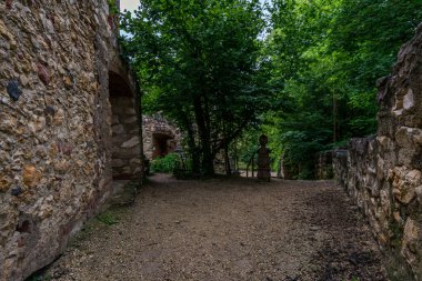Bittelschiesser Vadisi 'nde bir sürü mağara ve Sigmaringen yakınlarındaki Laucherttal' daki tarihi Hornstein şatosu kalıntılarıyla yürüyüş yapmak.