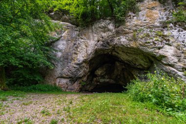 Bittelschiesser Vadisi 'nde bir sürü mağara ve Sigmaringen yakınlarındaki Laucherttal' daki tarihi Hornstein şatosu kalıntılarıyla yürüyüş yapmak.