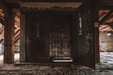 Eski bir değirmen, eski bir depo, tahıl ve tohum gibi tarım ürünleri için.