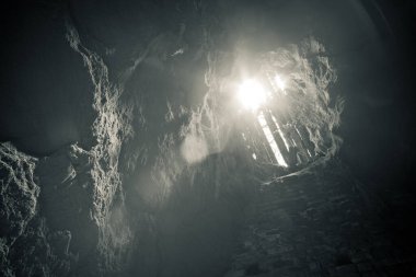 Eski terk edilmiş bir kum taşı mahzeni, ormandaki gizli bir mağara, geçmişte depo olarak kullanılıyormuş.