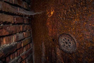 İkinci Dünya Savaşı 'ndan kalma küçük bir sığınak. Ormandaki bir fabrikanın yanında.