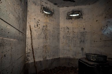 İkinci Dünya Savaşı 'ndan kalma küçük bir sığınak. Ormandaki bir fabrikanın yanında.