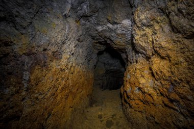 Eski terk edilmiş bir maden tesisi. Yeraltında bir maden tüneli.