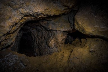 Eski terk edilmiş bir maden tesisi. Yeraltında bir maden tüneli.