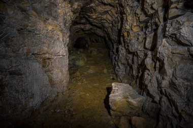 Eski terk edilmiş bir maden tesisi. Yeraltında bir maden tüneli.