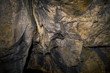 Eski terk edilmiş bir maden tesisi. Yeraltında bir maden tüneli.
