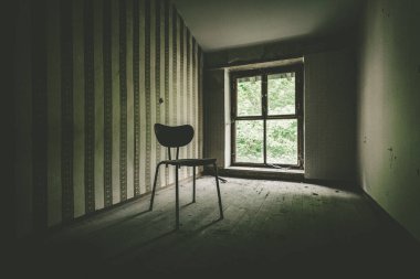 Ürkütücü terk edilmiş taş işçiliği binası. Eski iç dekorasyonlu sözde kayıp yer.