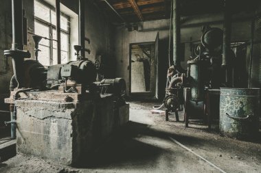 Ürkütücü terk edilmiş taş işçiliği binası. Eski iç dekorasyonlu sözde kayıp yer.