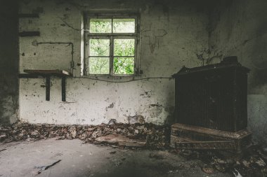 Ürkütücü terk edilmiş taş işçiliği binası. Eski iç dekorasyonlu sözde kayıp yer.