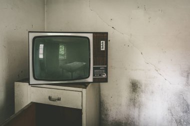 Ürkütücü terk edilmiş taş işçiliği binası. Eski iç dekorasyonlu sözde kayıp yer.