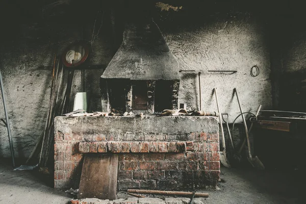 Edificio Piedra Abandonado Espeluznante Con Decaimiento Natural Llamado Lugar Perdido —  Fotos de Stock