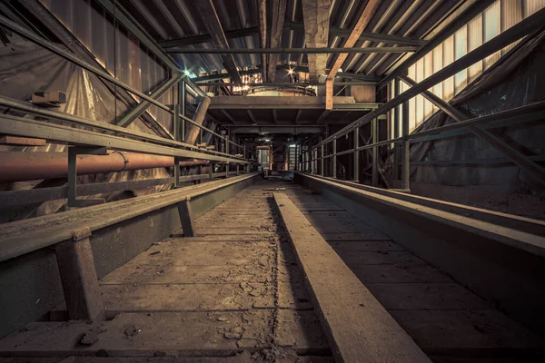 自然の崩壊と不気味な放棄された産業エリアいわゆる失われた場所減衰工場ホール — ストック写真
