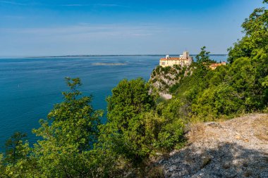 Sentiero Rilke patikası boyunca sakin ve pitoresk bir sahil yürüyüşü yaparak İtalya 'daki Trieste Körfezi' ne bakan nefes kesici manzaralar sunuyor.