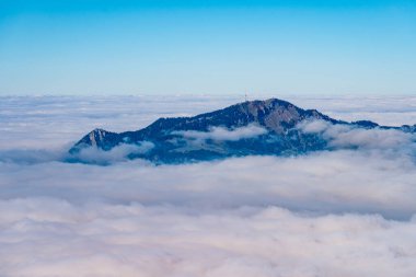 Serene sonbahar sahnesi, Hinang yakınlarındaki Allgaeu Yüksek Alpleri 'nden geçen bir yürüyüşçüyü yakalar. Sonnenkoepfe zirveleri boyunca Iller ve Retterschwanger vadilerinin nefes kesici manzaralarını sunar.