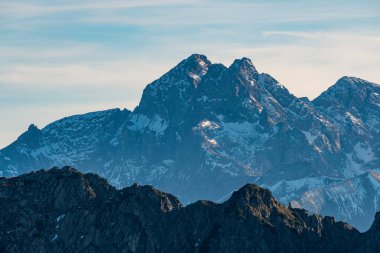 Hinang yakınlarındaki görkemli Allgaeu Lisesi 'nde sonbahar yürüyüşü Sonnenkopf, Heidelbeerkopf ve Schnippenkopf tepelerini aşarak Retterschwenger Vadisi' nin panoramik manzaralarını sunar.
