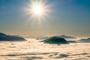 Allgaeu Alpleri 'ndeki Oberstdorf yakınlarında, sislerle kaplı tepelerin üzerinde nefes kesici bir gün doğumu, dinginlik ve güzellik sergiliyor.