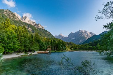Slovenya 'daki Kranjska Gora yakınlarındaki Jasna Gölü' nde huzurlu bir anı yakalıyorum.