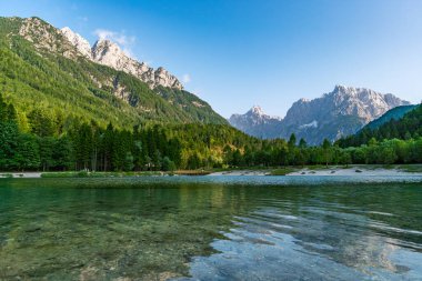 Slovenya dağlarının arasına kurulmuş Jasna Gölü 'nün huzurlu atmosferini yakala. Bu sakin göl, Kranjska Gora yakınlarındaki en iyi doğal görüntüsünü sunuyor.