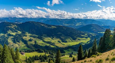 Nefes kesen panoramik manzara, Allgaeu Alpleri 'ndeki yumuşak renklerin dingin güzelliğini yakalar. Nagelfluhkette, yuvarlanan tepeler ve yemyeşil ormanlarda sakinlik ve macera uyandırır.