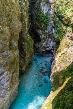 Nefes kesici bir hava manzarası, engebeli kanyon duvarlarından akan sakin turkuaz suları yakalıyor. Slovenya Triglav Ulusal Parkı 'nda barış ve el değmemiş doğal güzellikleri çağrıştırıyor.