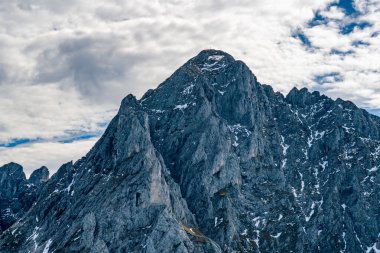 Yumuşak sonbahar gökyüzünün altındaki engebeli dağların nefes kesici manzarası Tannheimer vadileri boyunca yapılan doğa yürüyüşü sırasında sükuneti ve korkuyu çağrıştırıyor.